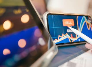 Trader working across multiple markets while studying Bitcoin Ethereum and forex options